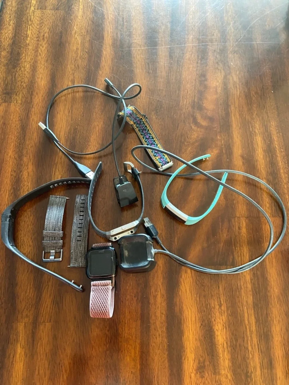 Assorted Smartwatch Fitbit Versa Oitom with Chargers and Accessories Lot Works